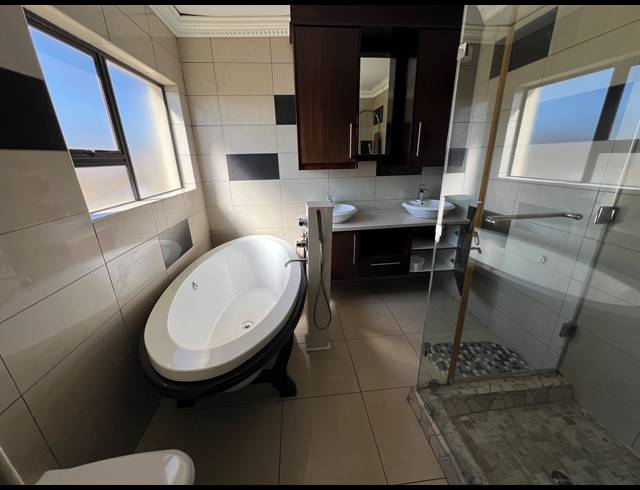 5 BEDROOM HOUSE FOR SALE IN THORNHILL